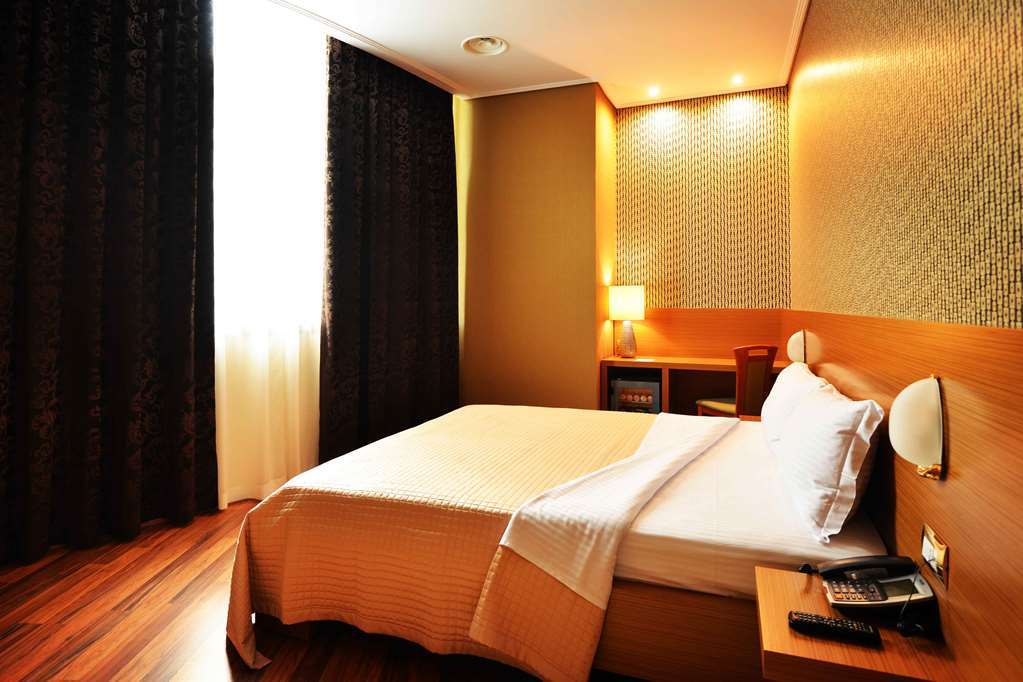 Hotel Austria Tiranë Bilik gambar